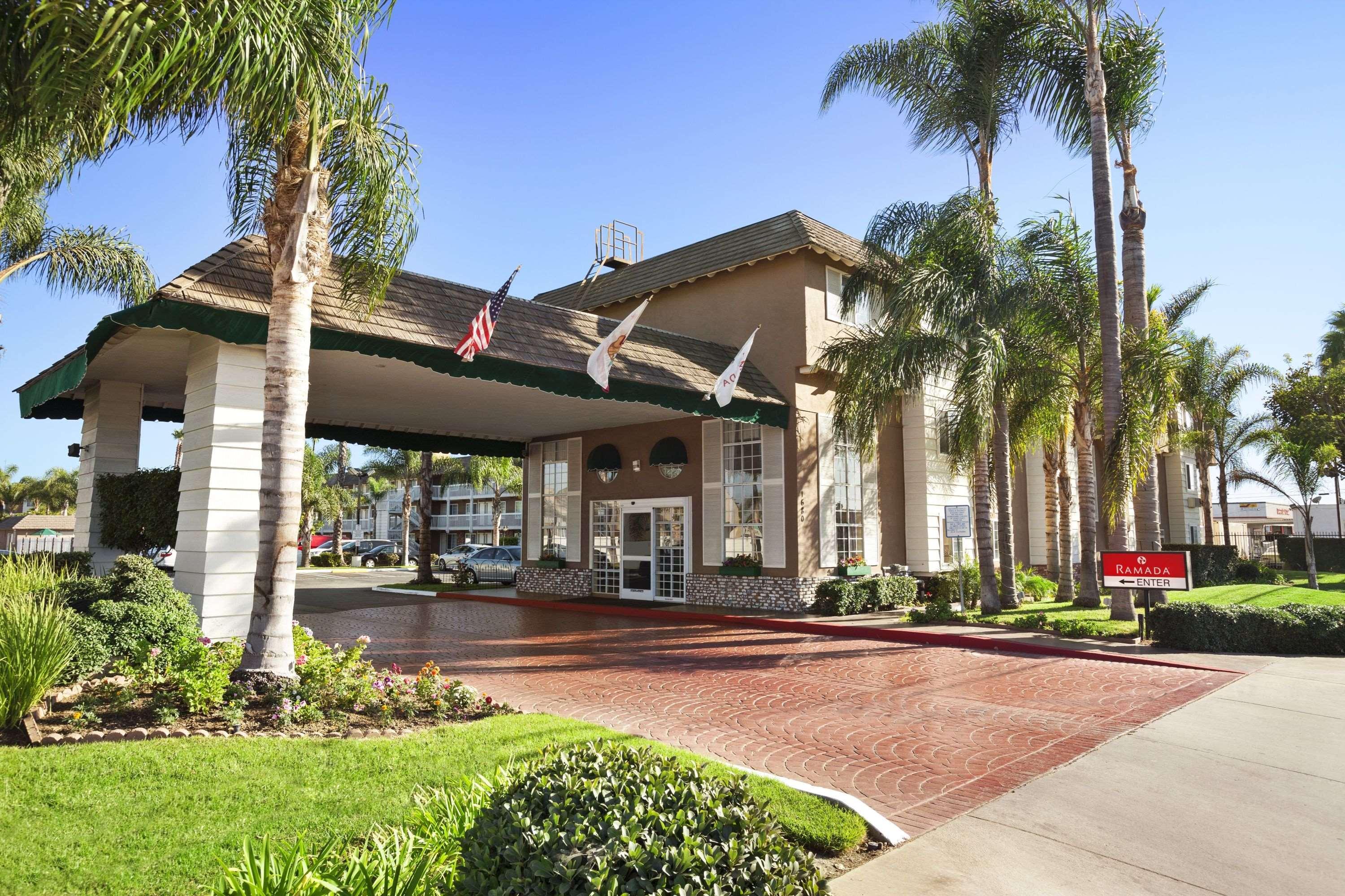 Ramada By Wyndham Costa Mesa/Newport Beach Екстериор снимка