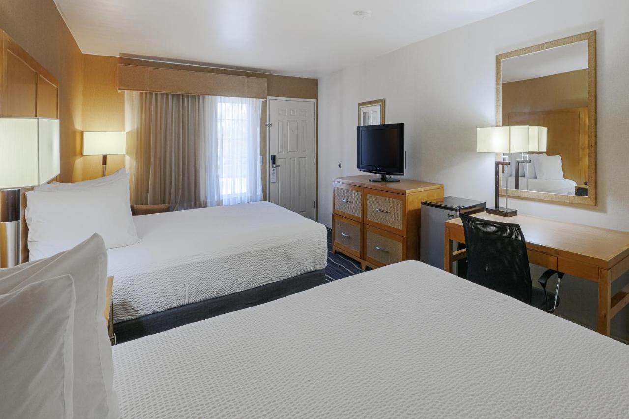 Ramada By Wyndham Costa Mesa/Newport Beach Екстериор снимка