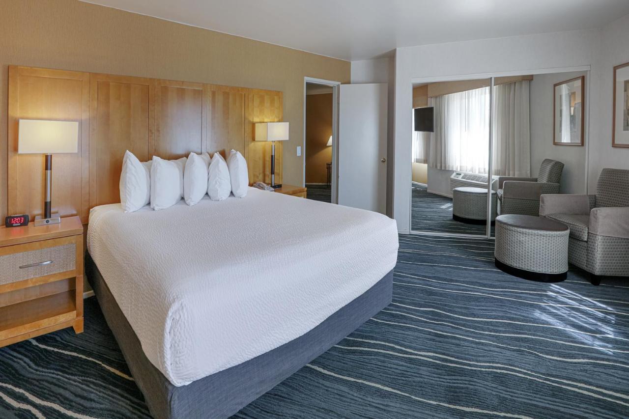 Ramada By Wyndham Costa Mesa/Newport Beach Екстериор снимка