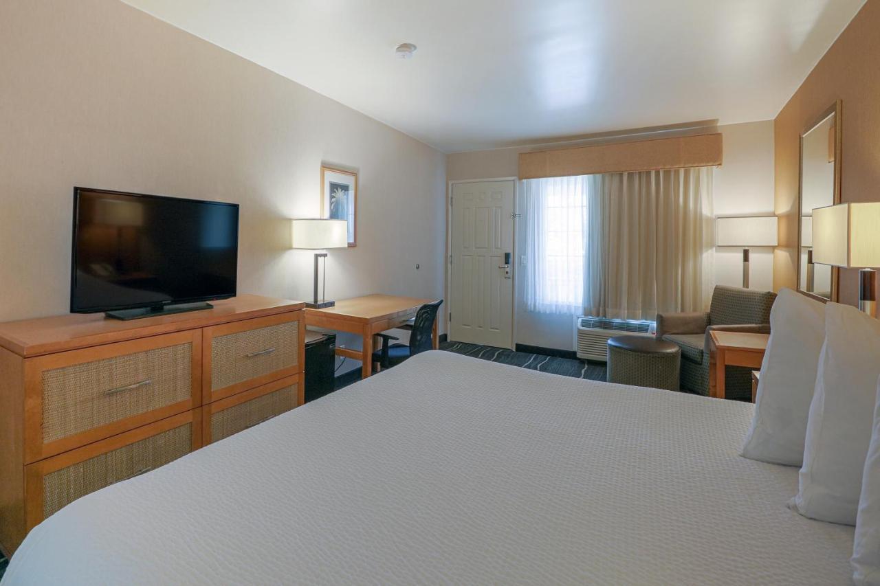 Ramada By Wyndham Costa Mesa/Newport Beach Екстериор снимка