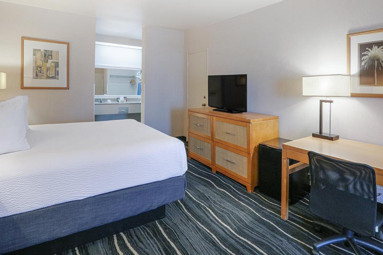 Ramada By Wyndham Costa Mesa/Newport Beach Екстериор снимка