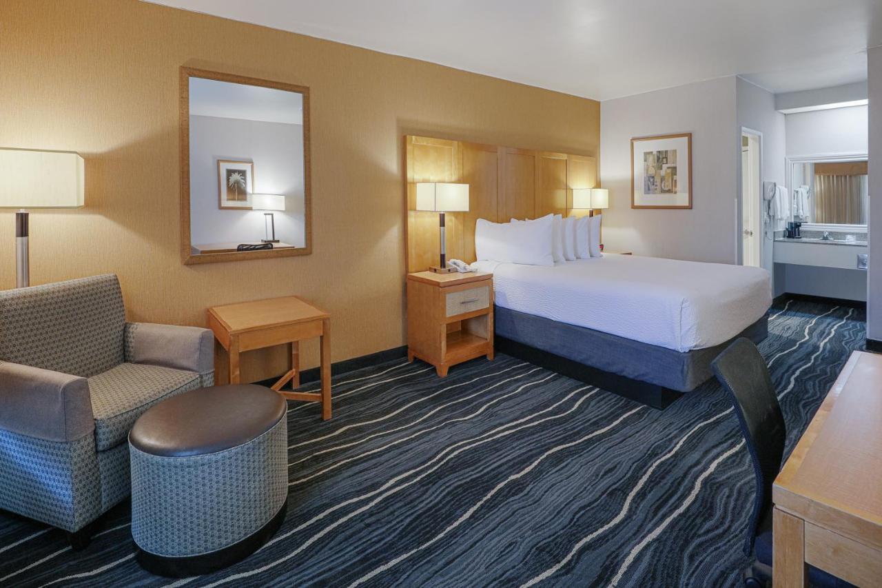 Ramada By Wyndham Costa Mesa/Newport Beach Екстериор снимка