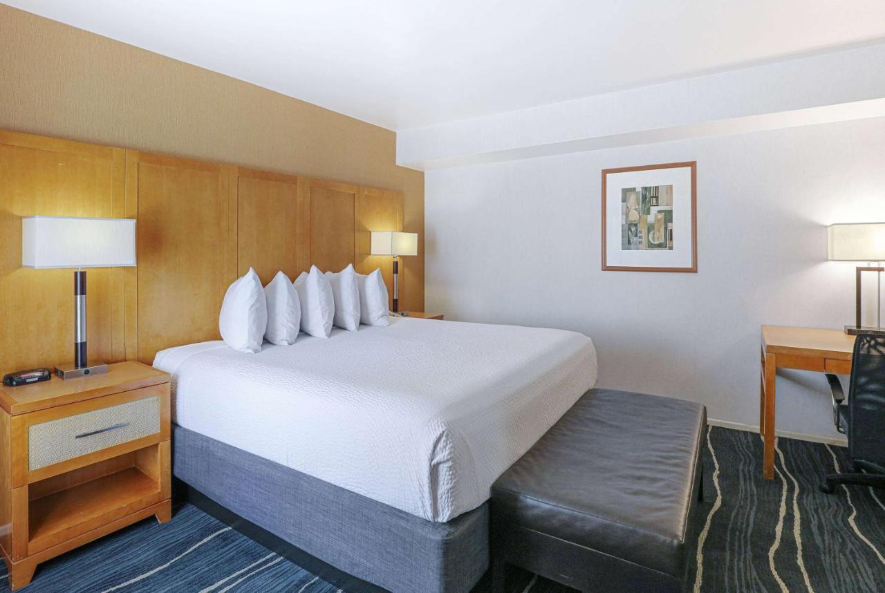 Ramada By Wyndham Costa Mesa/Newport Beach Екстериор снимка