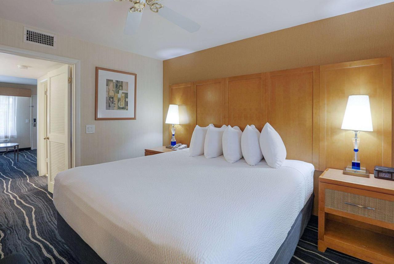 Ramada By Wyndham Costa Mesa/Newport Beach Екстериор снимка