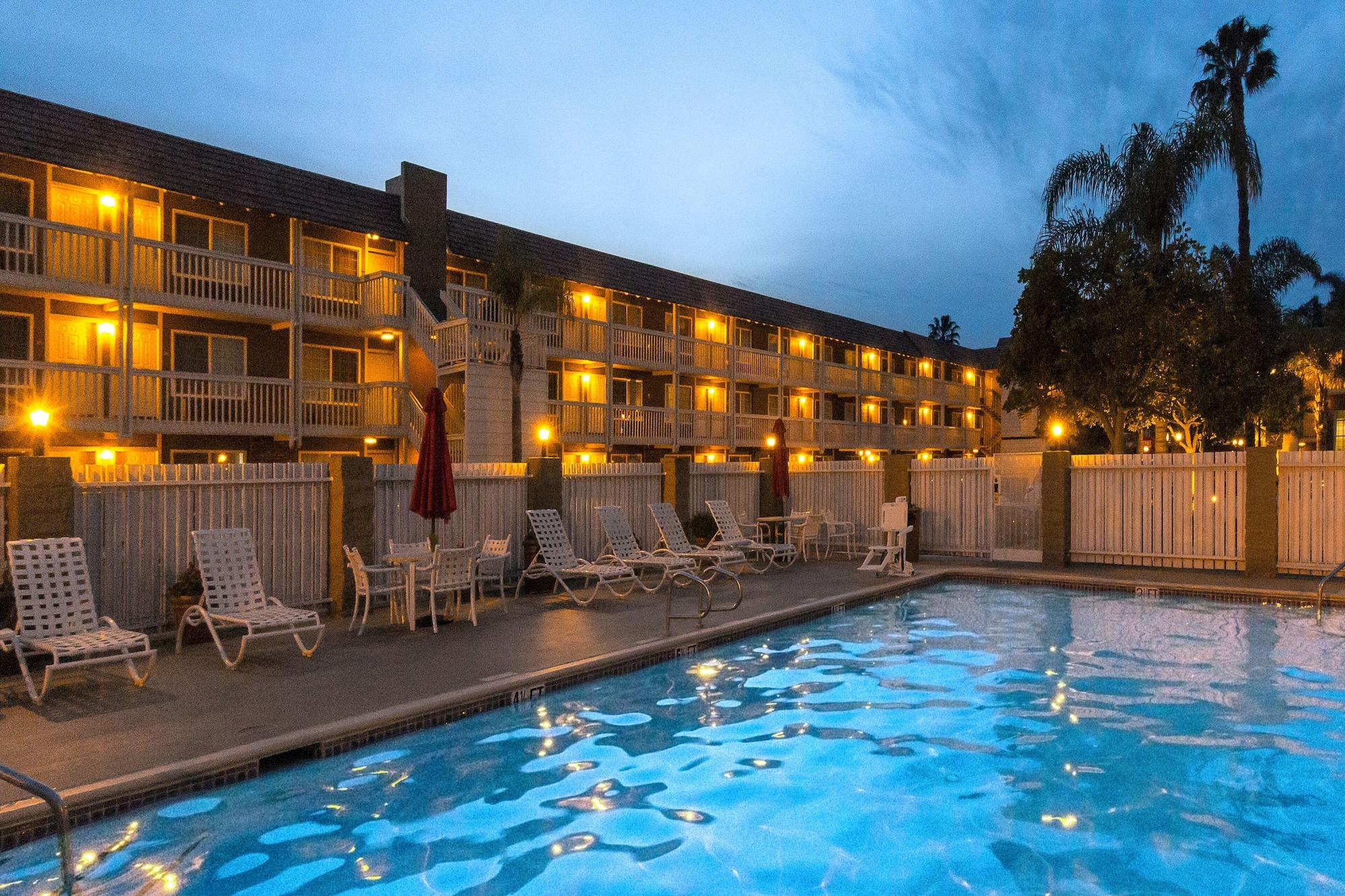 Ramada By Wyndham Costa Mesa/Newport Beach Екстериор снимка