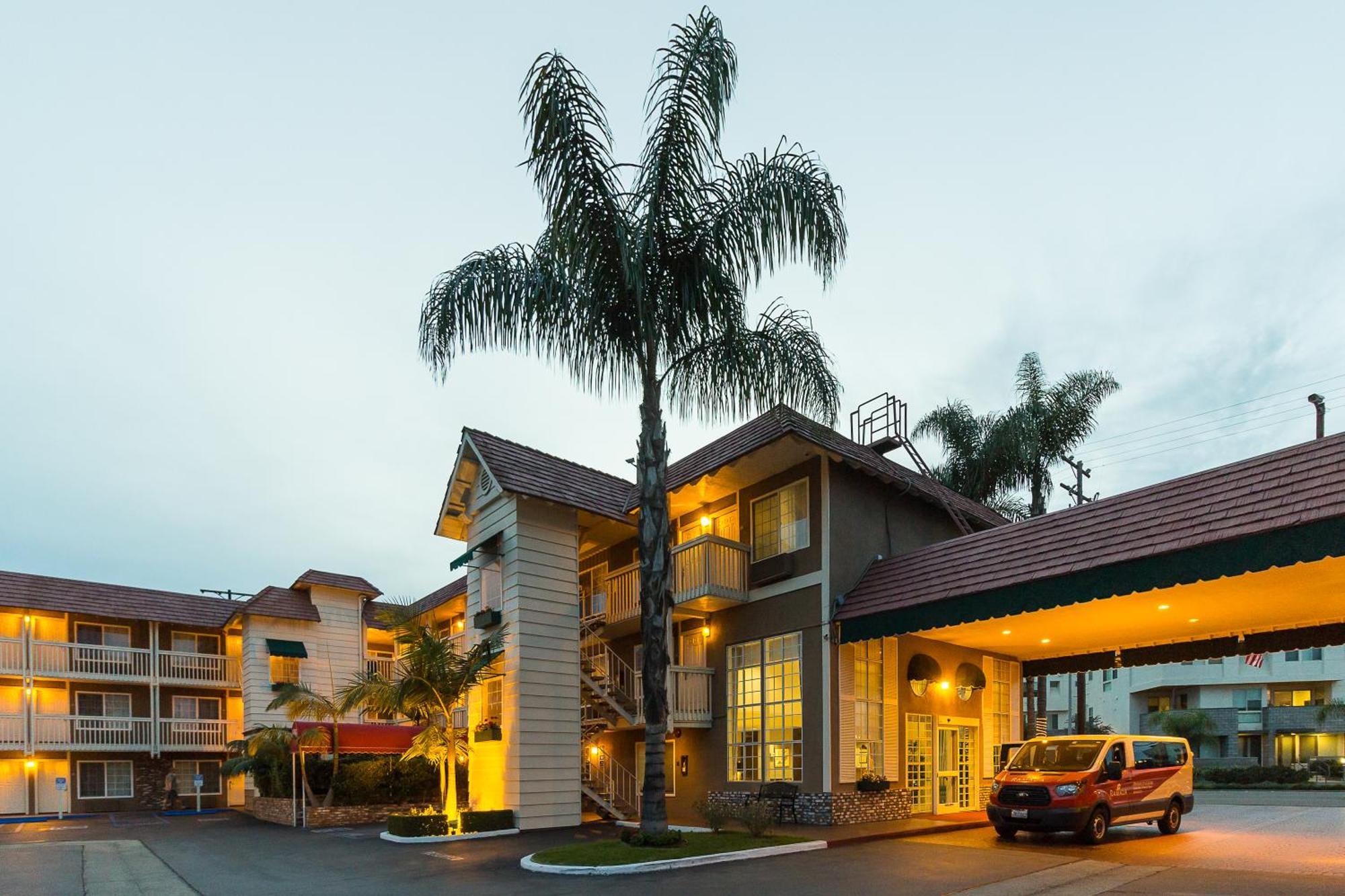 Ramada By Wyndham Costa Mesa/Newport Beach Екстериор снимка