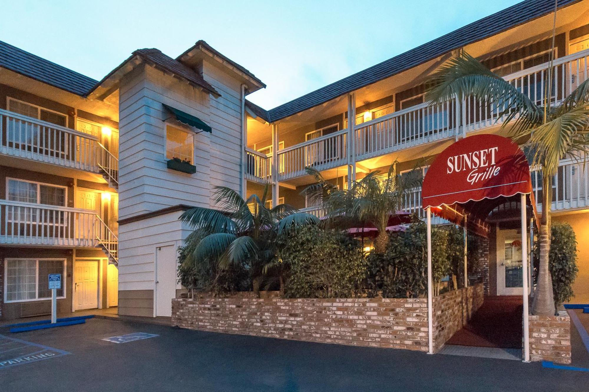 Ramada By Wyndham Costa Mesa/Newport Beach Екстериор снимка
