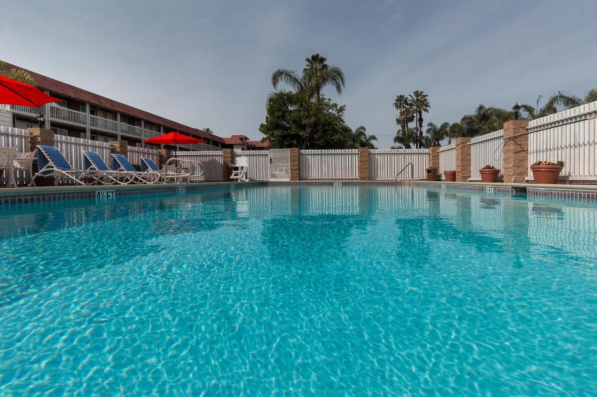 Ramada By Wyndham Costa Mesa/Newport Beach Екстериор снимка